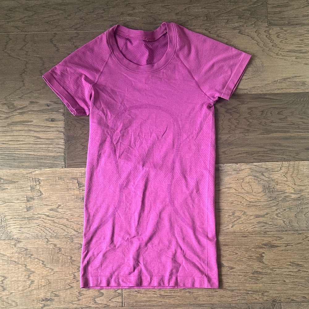 lululemon athletica-Vivid Plum Swiftly Tech Short Sleeve Shirt 2.0-hip length